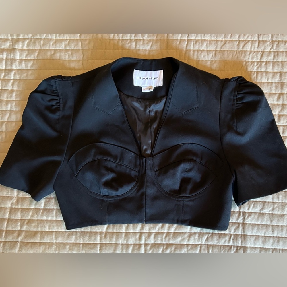 🌟 Host Pick 🌟 Urban Revivo Cropped Top/Jacket